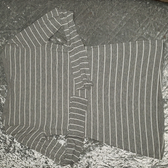 BCBG long Sleeve Gray and White Striped Top. Size Small. - Picture 4 of 6